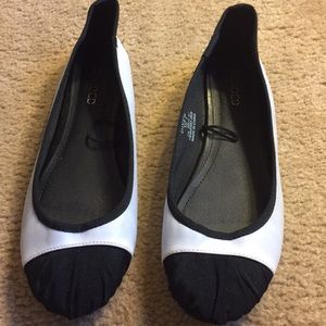 Black Toe White Flats